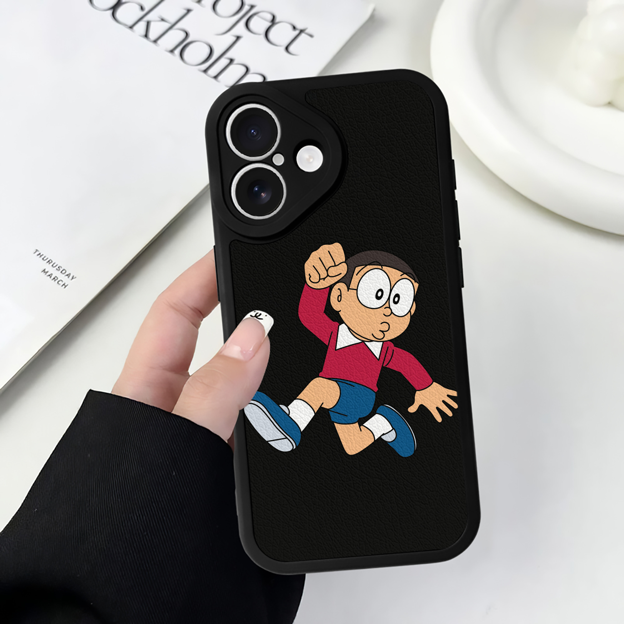 （画像用） ドラえもん 野比 のび太 Doraemon Nobita Nobi 【iPhone 16シリーズ対応】シリコンスマホケース（レザー調） 材質：シリコン